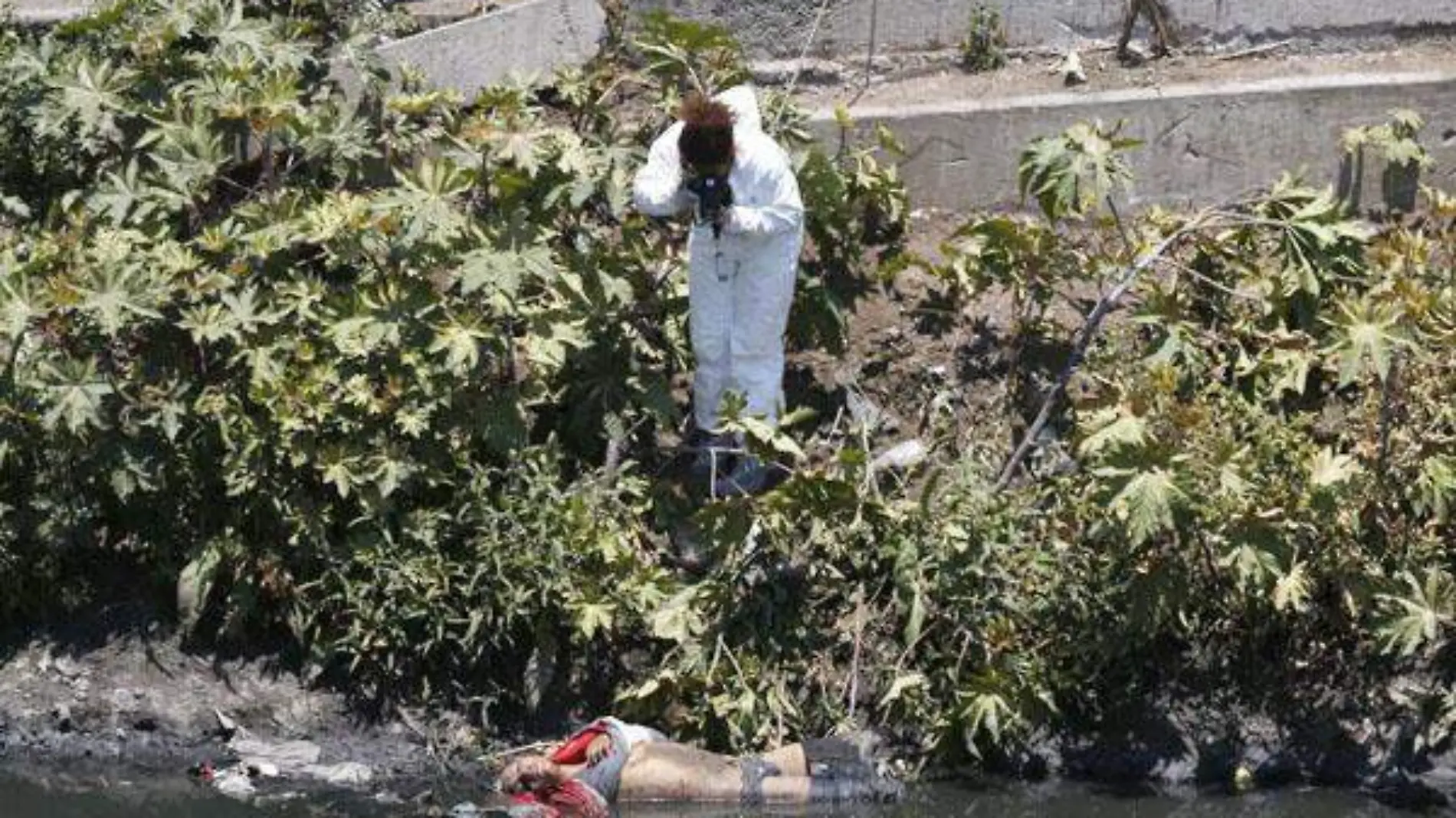 Hallan cadáver sin vida en canal de aguas negra de Tultitlán; presentaba varios golpes 